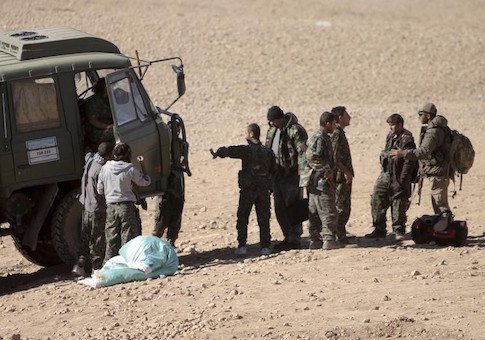 Foreign fighters (R) join members of the Kurdish People's Protection Units (YPG) in the southern countryside of Ras al-Ain, where clashes bewteen the YPG and Islamic State fighters are taking place November 9, 2014