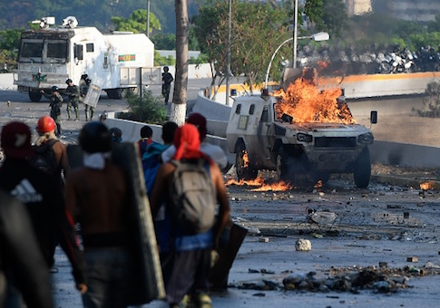 Protesters clash with security forces in Caracas